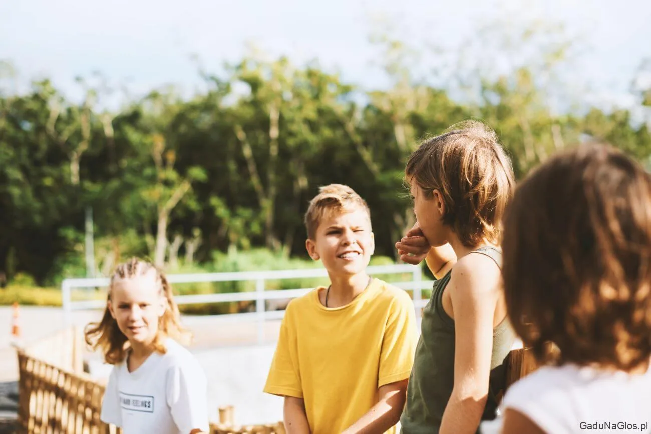 Jakie są korzyści edukacyjne z uczestnictwa w koloniach na Mazurach?
